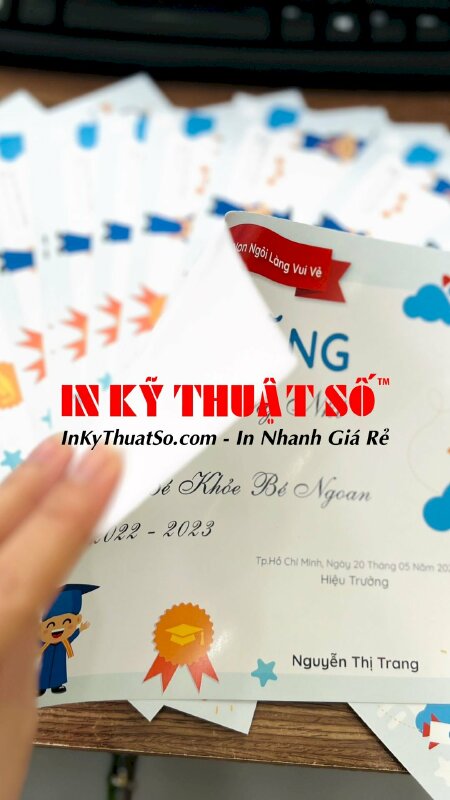 Mẫu in bằng khen, giấy khen được in 1 mặt trên chất liệu giấy C300gsm