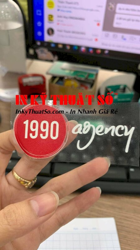 Tem decal trong được in 2 màu mực trắng và đỏ với công nghệ in UV hiện đại tại In Kỹ Thuật Số since 2006