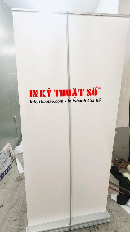 In poster sự kiện lắp banner cuốn
