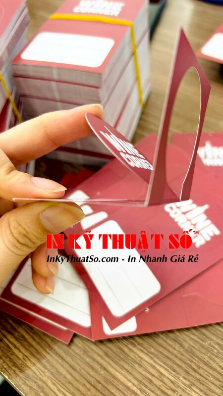 In tem treo cổ chai thuỷ tinh