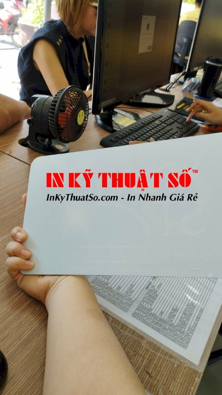 In ảnh trên mica lót nền trắng - In Kỹ Thuật Số Since 2006