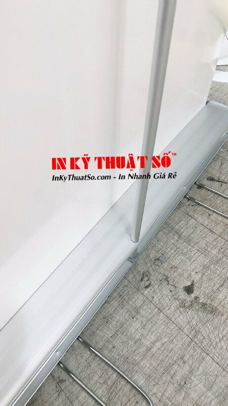 In poster sự kiện lắp banner cuốn