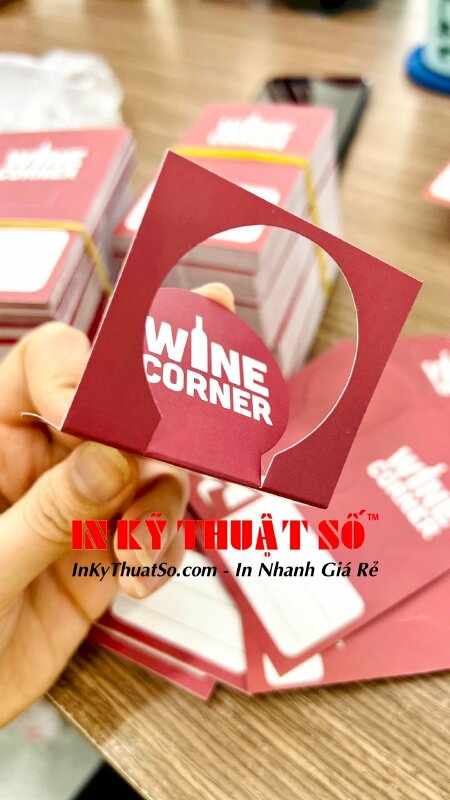 In thẻ treo chai thuỷ tinh