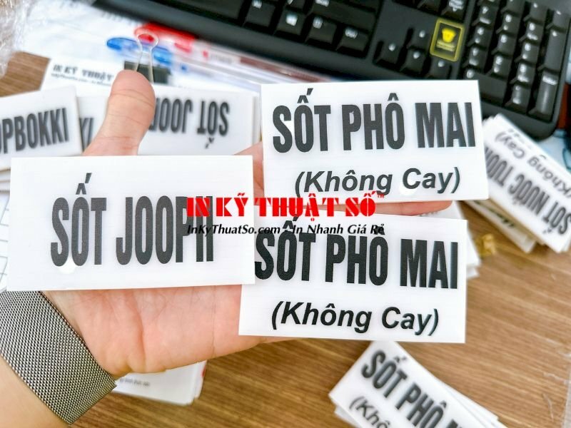 Thẻ tên mica gắn quầy nước sốt - In Kỹ Thuật Số Since 2006