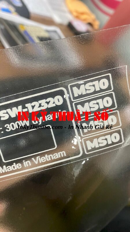 In tem decal trong mực trắng dùng dán nhãn sản phẩm