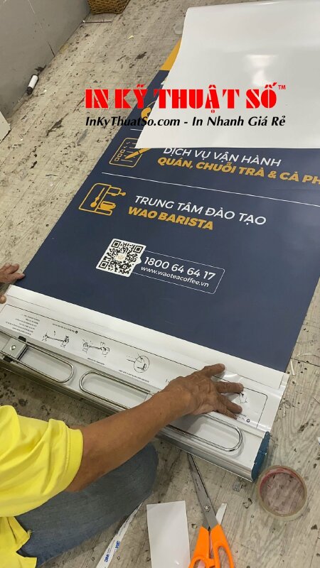 Lắp poster vào banner cuốn - In Kỹ Thuật Số Since 2006
