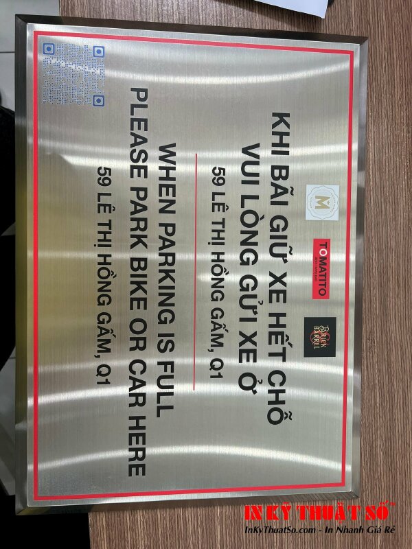 Ấn phẩm biển inox xước với nội dung chỉ dẫn giữ xe rất chuyên nghiệp