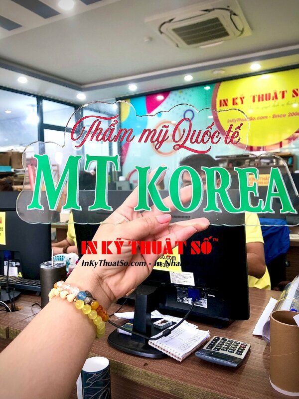 Mẫu hashtag cầm tay chất liệu mica trong dày 5li với kích thước theo yêu cầu ra đời bằng công nghệ in UV hiện đại