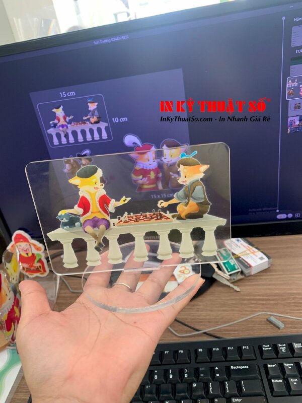 In standee mica trong 1 mặt lót trắng phần in, nền trong sót kèm đế mica trong dày 3 li