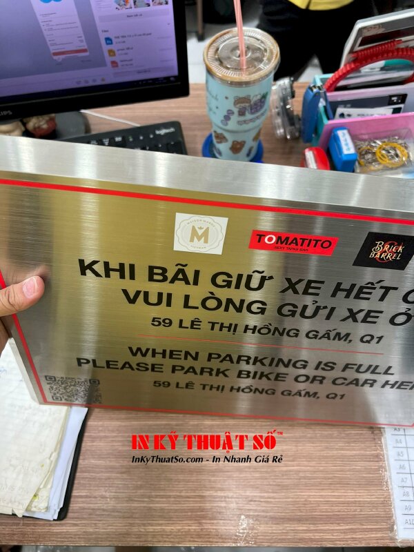 Biển inox nguyên khối dày, nội dung được in bằng công nghệ in UV hiện đại