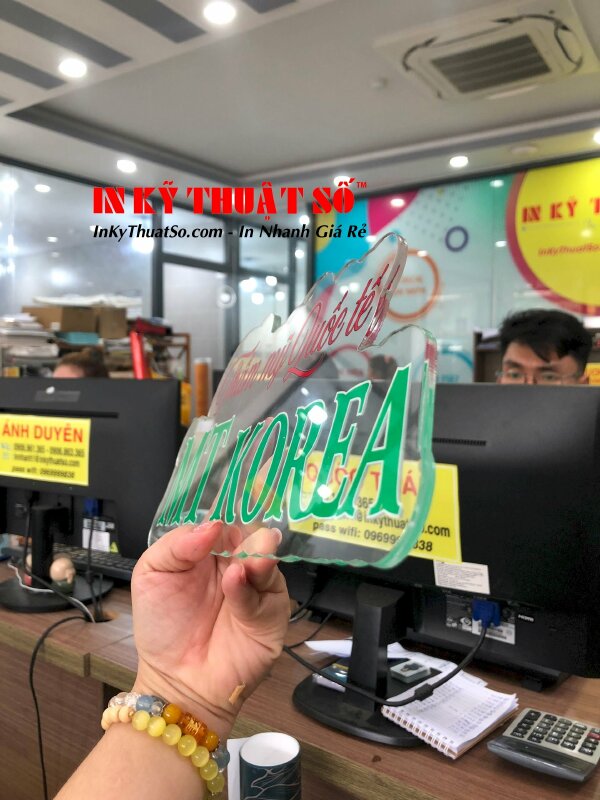 Hashtag cầm tay được in ấn bằng ứng dụng công nghệ in UV cho sản phẩm tuyệt đẹp