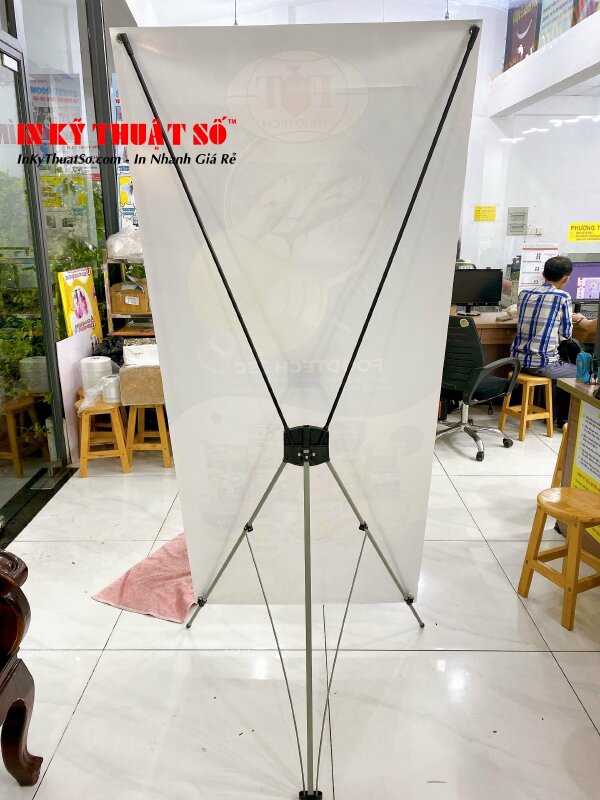 Xưởng sản xuất standee chân chữ X, đây là mẫu standee được nhiều khách hàng ưa chuộng