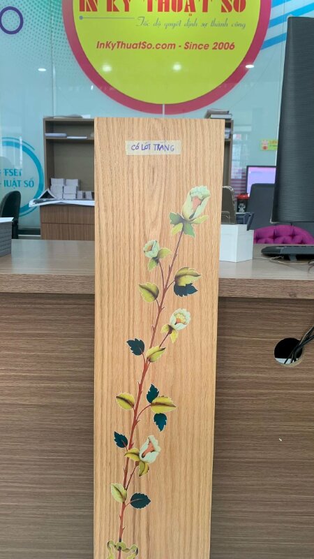 In Uv lên gỗ có sẵn từ khách hàng có lót trắng theo yêu cầu
