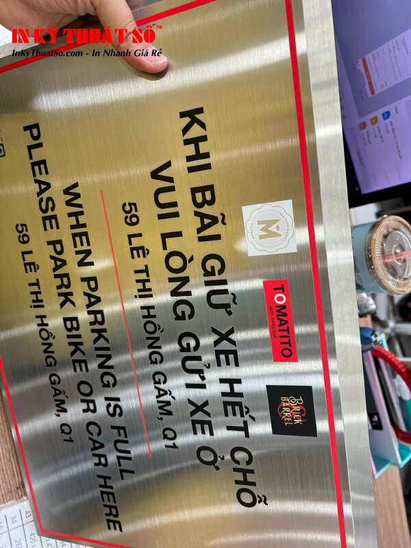 Biển inox xước in UV vạt lá hẹ cho ấn phẩm tuyệt đẹp tạo sự chuyên nghiệp và sang trọng