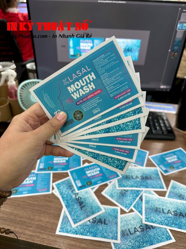 In decal dán kính bằng mực dầu với mặt sau có lớp keo dán
