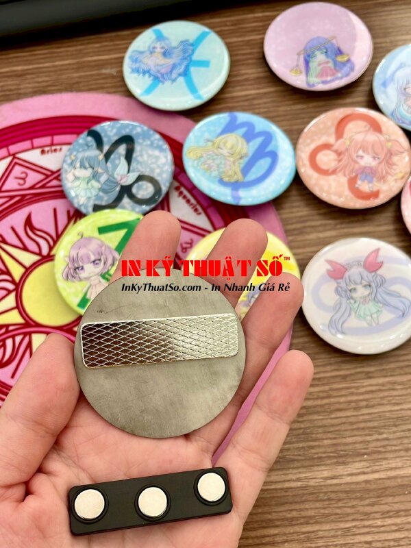 In huy hiệu anime chất liệu nhựa đổ keo gắn nam châm