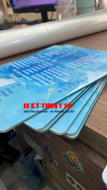 Mẫu ấn phẩm menu mica cầm tay in 2 mặt, dán decal kim sa