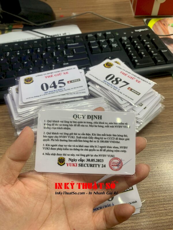 Mặt sau ấn phẩm thẻ giữ xe được in ấn khá sắc nét, mực in rõ ràng không lem mờ