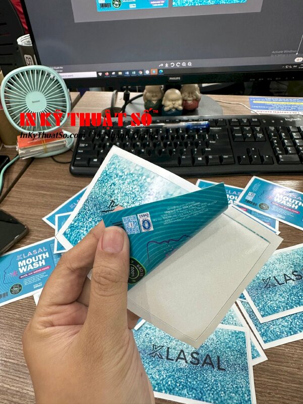 In decal 2 mặt với lớp keo dán ở phía sau tại In Kỹ Thuật Số 365 Lê Quang Định