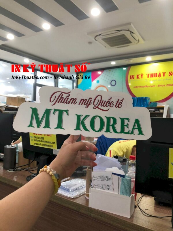 In hashtag cầm tay quảng bá cho sự kiện của thẩm mỹ viện MT Korea