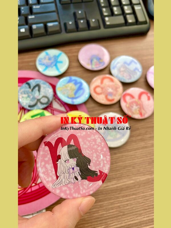 Huy hiệu anime, hoạt hình siêu cute, mặt sau gắn nam châm tiện lợiHuy hiệu anime, hoạt hình siêu cute, mặt sau gắn nam châm tiện lợi