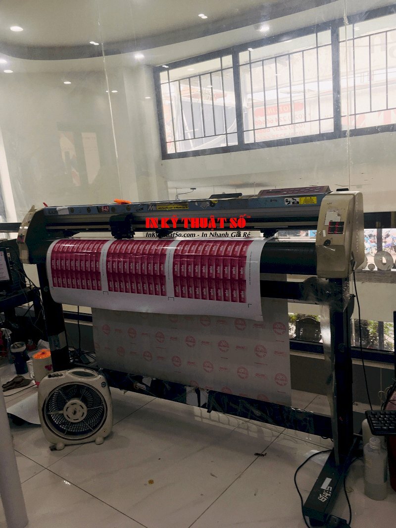 Nhân viên InKyThuatSo đang gia công decal giấy làm tem nhãn bằng máy bế mắt thần Mimaki