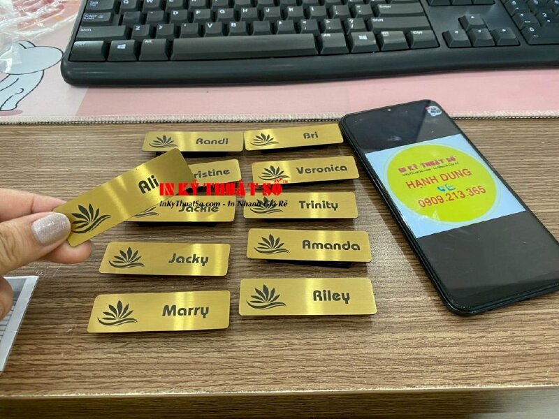 In bảng tên nhân viên inox bằng công nghệ in UV hiện đại