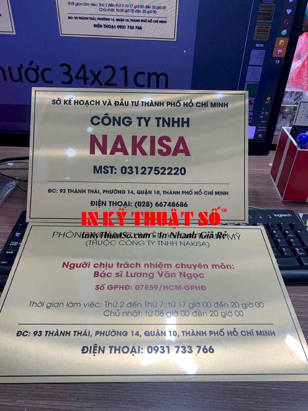 Bảng hiệu công ty với chất liệu Inox nhôm xước vàng gold, lót trắng phẩn in