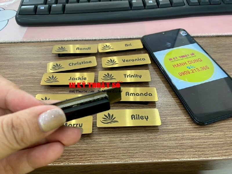 Bảng tên inox nhôm xước vàng, vân xước ngang đẹp mắt