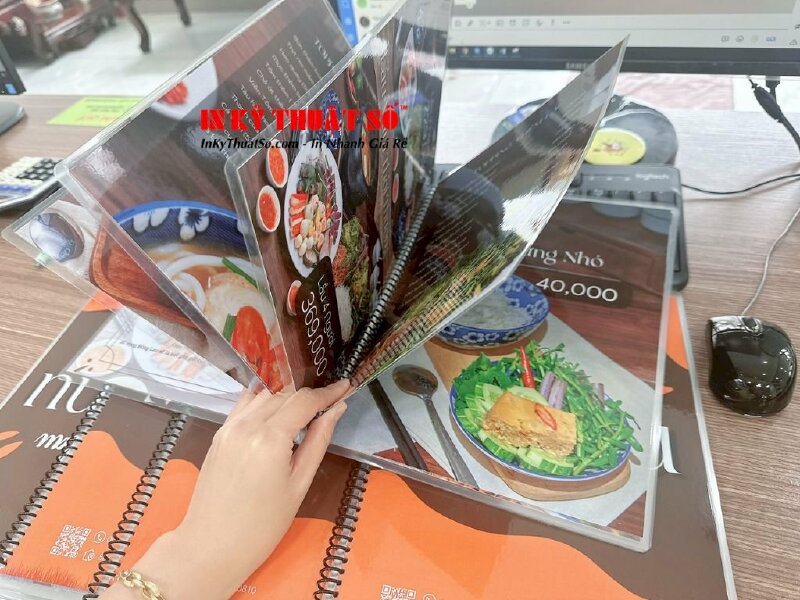 In menu ép plastic đóng cuốn lò xo cho quán ăn đặc sản - INKTS438