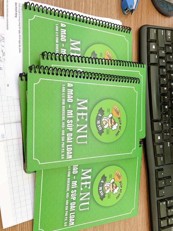 Cuốn menu nhựa đóng gáy lò xo chuyên nghiệp với hình ảnh sắc nét, bìa cứng, chất liệu menu nhựa PVC