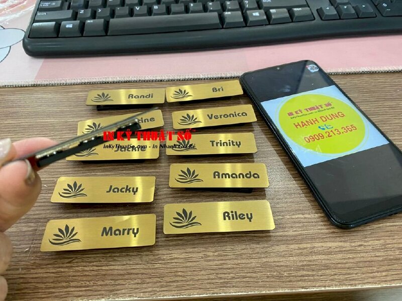 In bảng tên nhân viên inox có gắn nam châm cài áo