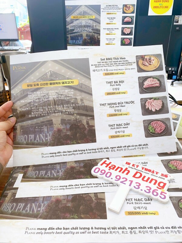 Mẫu giấy lót bàn ăn nhà hàng Hàn Quốc sang trọng với các hình ảnh món ăn và giá được trưng bày