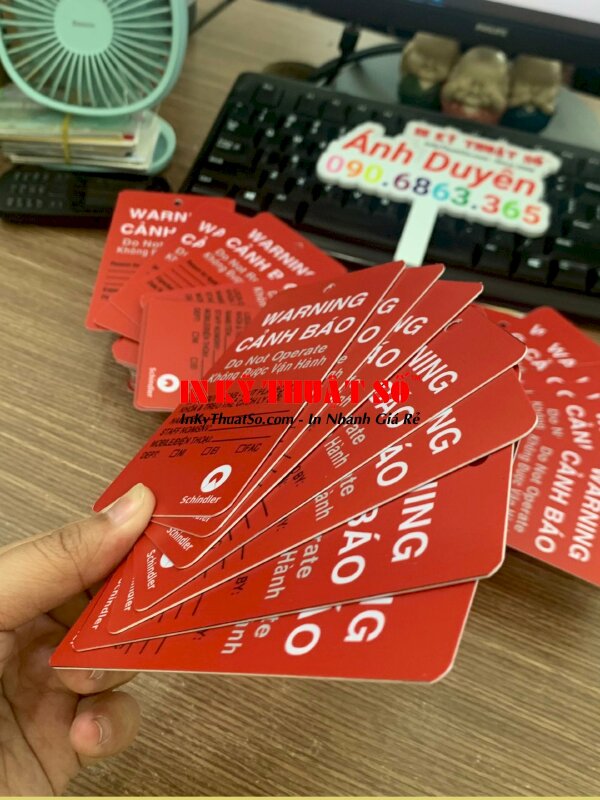 Thẻ nhựa PVC dùng làm thẻ cảnh báo in 2 mặt, ép mờ, đục lỗ tròn 5 li