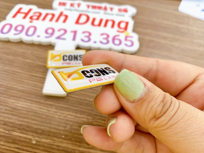 Làm logo công ty cài áo bảng tên nhựa đổ keo, mặt sau nam châm hít - INKTS582