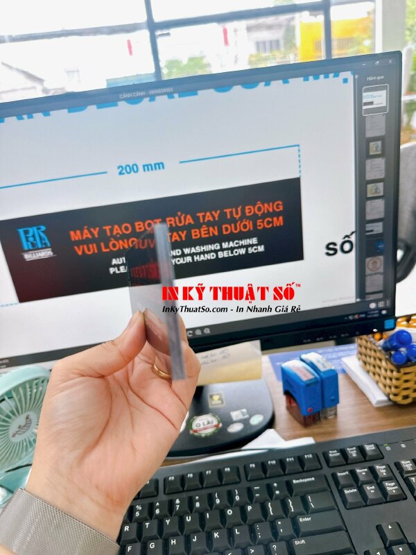 BIển tên chất liệu mica trong dày 5li, in ngượt lót trắng 100%, kích thước theo yêu cầu