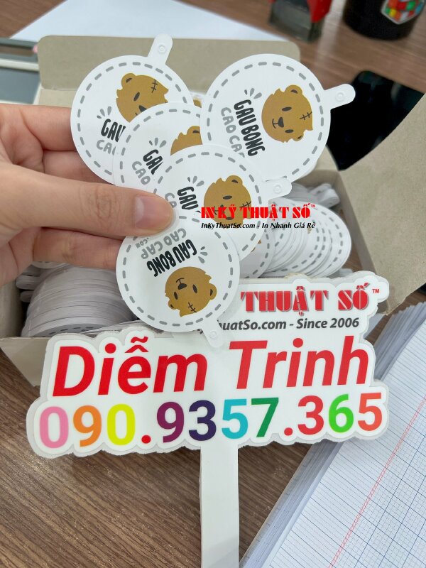 In tag treo sản phẩm chất liệu giấy C300gsm, in 2 mặt, cán mờ, bế theo file, đục lỗ 3li