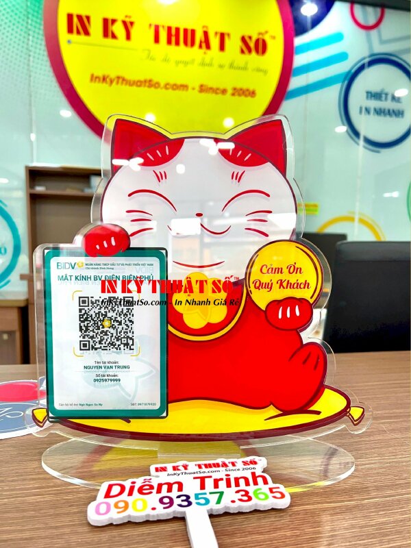 Standee mèo thần tài in mã QR code chất liệu mica trong 5li, in 2 mặt bằng công nghệ in UV ngược, cắt theo file in, gắn chân để bàn hình Oval - In ấn bởi In Kỹ Thuật Số since 2006