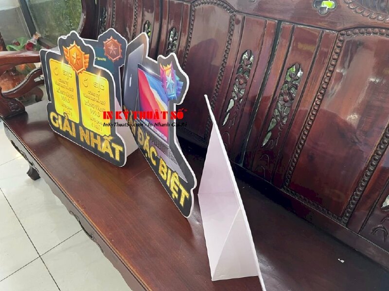 Standee mô hình giải thưởng gắn kèm chân đế để bàn chất liệu formax 5li