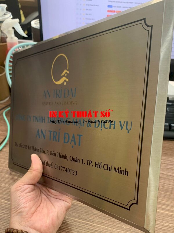 Biển tên công ty inox xước thể hiện sự sang trọng, chuyên nghiệp, thẩm mỹ