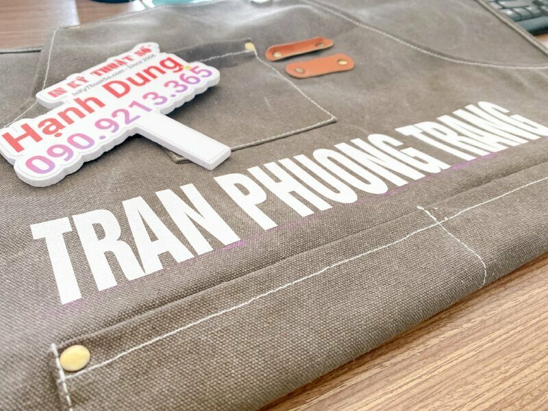 In tạp dề phục vụ