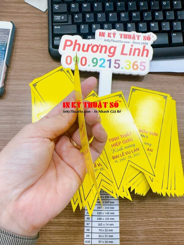 In ruy băng đuôi nheo dùng để gắn hoa cài áo cho các Phật tử trong Đại Lễ Vu Lan