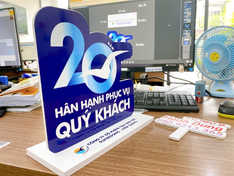 In PP Standee nhỏ để bàn kỷ niệm 20 năm thành lập công ty - INKTS670