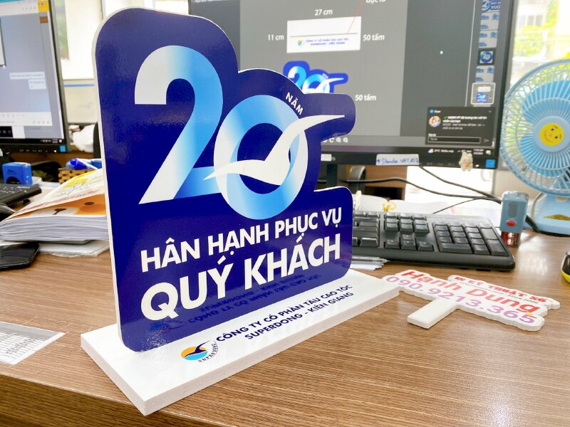 In PP Standee nhỏ để bàn kỷ niệm 20 năm thành lập công ty - INKTS670