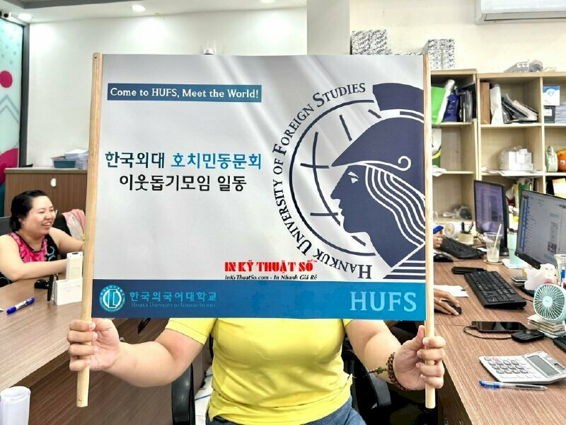 In cờ cầm tay sự kiện đón du học sinh Hàn Quốc có nẹp gỗ 2 đầu, kích thước 48cm x 60cm