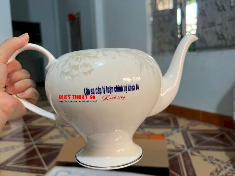 In lên bình gốm sứ bằng công nghệ in UV DTF