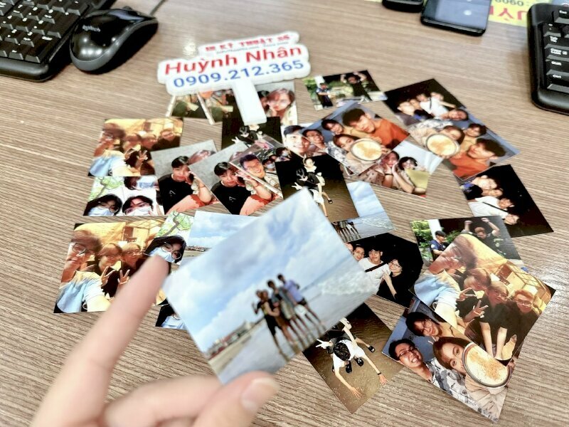 In ảnh Polaroid với chất liệu giấy C300gsm bám mực tốt và bền đẹp theo thời gian