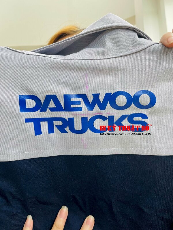 Decal ép nhiệt lên áo tại In Kỹ Thuật Số since 2006 có đặc tính bền bền chắc, độ đàn hồi cao co giãn tốt