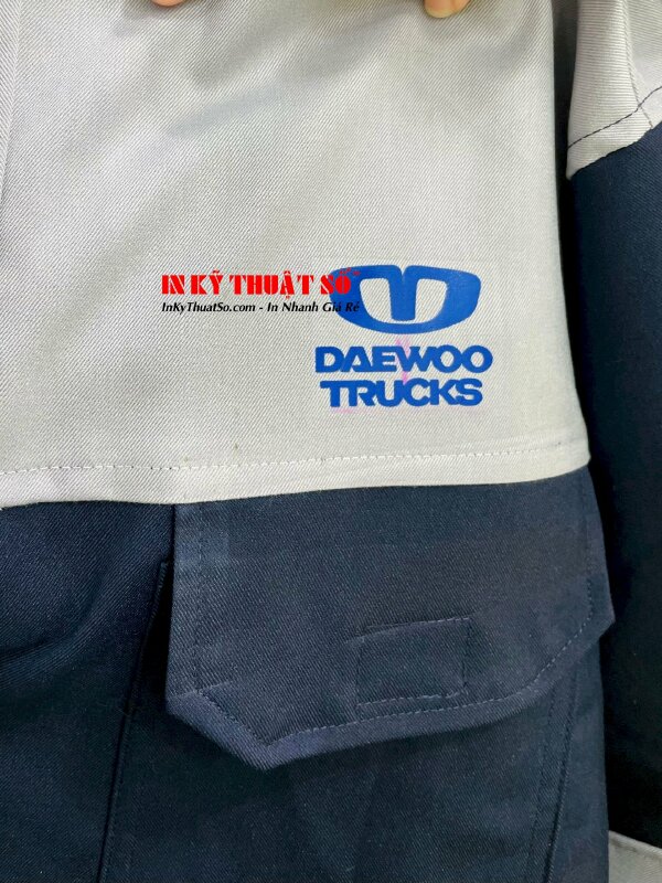 Decal Pu màu xanh dương in chuyển nhiệt lên áo, sản phẩm sau khi in không bị thô, cứng và giữ được màu sắc nét