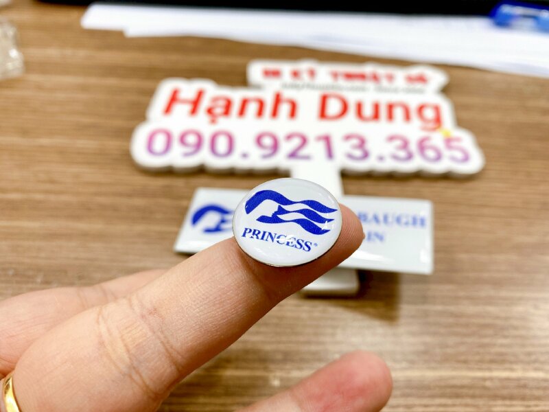 In huy hiệu nhựa cài áo logo công ty nhựa đổ keo mặt sau nam châm hít - INKTS733